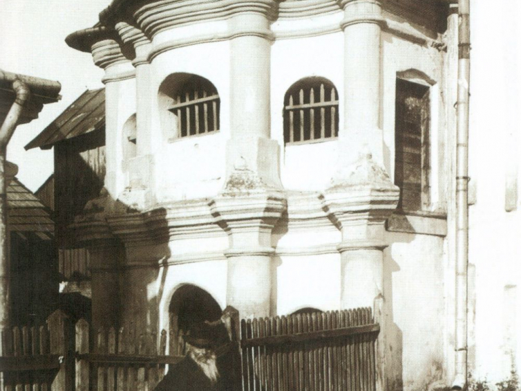Przedsionek synagogi, przed wejściem stoi klucznik Mechel Stockman, pocz. XX wieku. Źródło: Małgorzata Wołoszyn „Dawny Przeworsk na pocztówce i fotografii do 1944 roku"