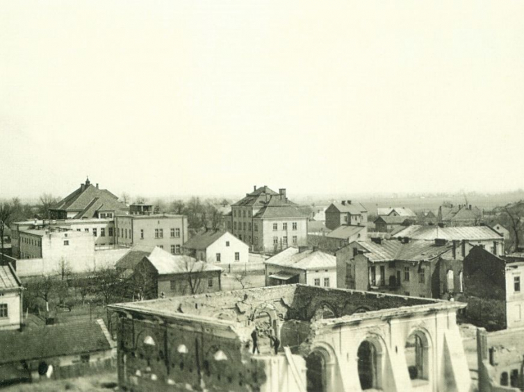 Synagoga, w głębi północno-wschodnia część miasta, maj 1940 r. Źródło: Małgorzata Wołoszyn „Dawny Przeworsk na pocztówce i fotografii do 1944 roku"