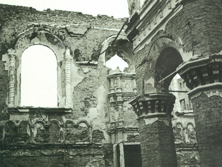 Wnętrze zniszczonej synagogi, marzec 1940 r. Źródło: Małgorzata Wołoszyn „Dawny Przeworsk na pocztówce i fotografii do 1944 roku"