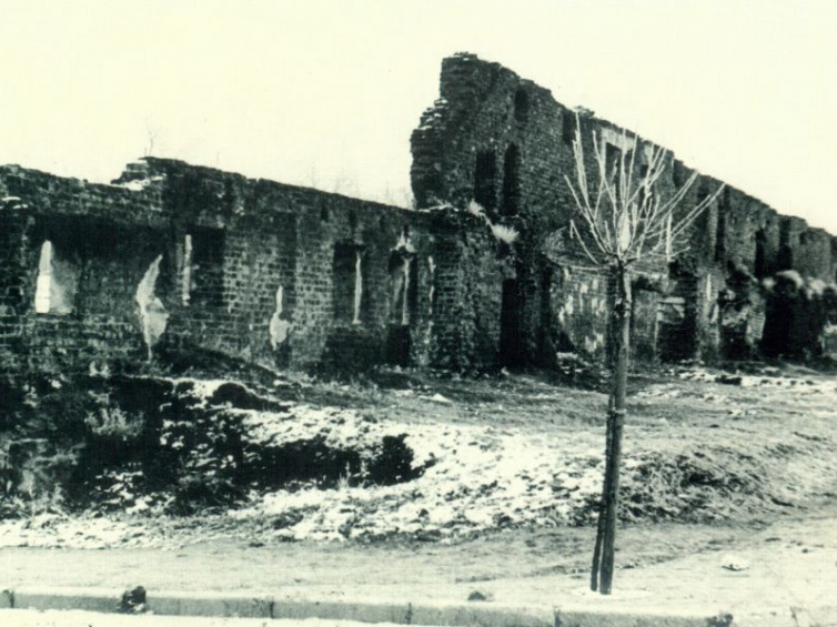 Mur obronny przy ul. Kazimierzowskiej, ok. 1940 r. Źródło: Małgorzata Wołoszyn „Dawny Przeworsk na pocztówce i fotografii do 1944 roku"