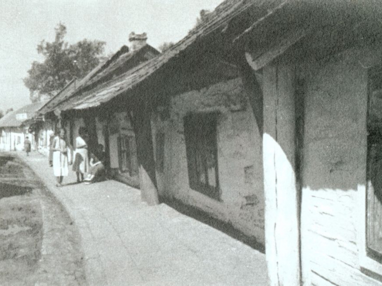 Ulica Kilińskiego, zabudowa drewniana, ok. 1935 r. Źródło: Małgorzata Wołoszyn „Dawny Przeworsk na pocztówce i fotografii do 1944 roku"
