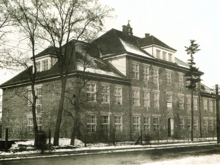 Szkoła Żeńska, do której uczęszczała Basia Rosenberg, ul. Lwowskiej, ok. 1939 r. Źródło: Małgorzata Wołoszyn „Dawny Przeworsk na pocztówce i fotografii do 1944 roku"