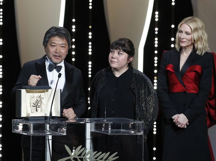Hirokazu Koreeda odebrał Złotą Palmę 71. Międzynarodowego Festiwalu Filmowego w Cannes. Fot. PAP/EPA