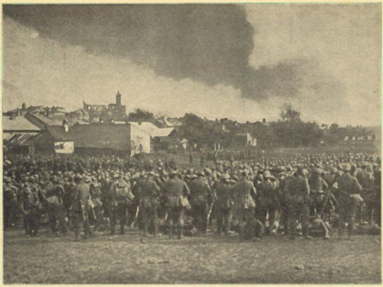 Żołnierze niemieccy na tle Gorlic przygotowują się do pościgu za Rosjanami. Źródło: Wikimedia Commons