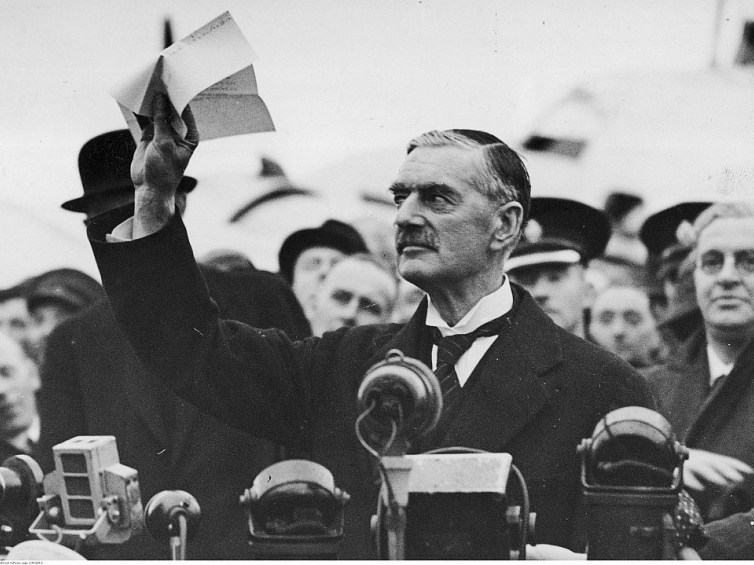 Powrót premiera Wielkiej Brytanii Neville'a Chamberlaina z konferencji w Monachium. Fot. NAC