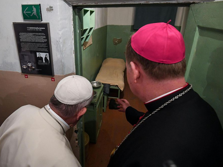 Papież Franciszek odwiedził Muzeum Okupacji i Walk o Wolność w Wilnie. Fot. PAP/EPA