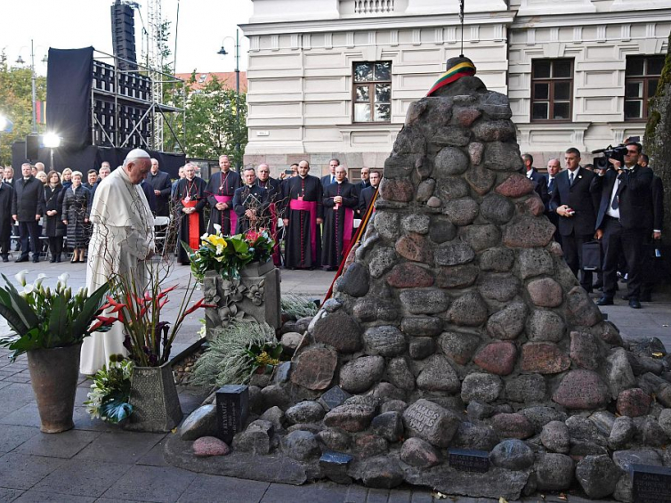 Papież Franciszek modli się przy pomniku przed siedzibą Muzeum Okupacji i Walk o Wolność w Wilnie. Fot. PAP/EPA