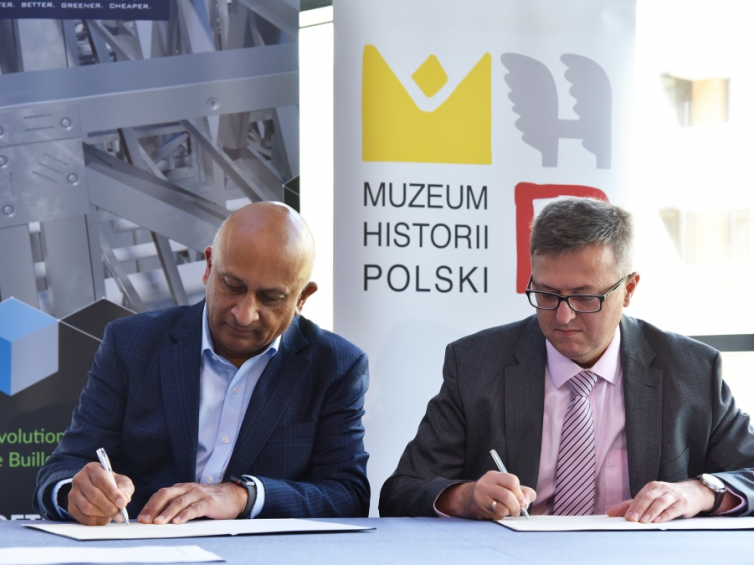 Prezes zarządu Prescient Satyen Patel (L) i dyrektor Muzeum Historii Polski Robert Kostro. Źródło: MHP/Wojciech Paduch