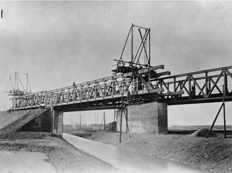 Budowa wiaduktu na budowanym drugim torze magistrali węglowej w Tczewie, nad linią Tczew–Kustrin (Kostrzyń nad Odrą) – fragment konstrukcji, 1928 r. Źródło: NAC