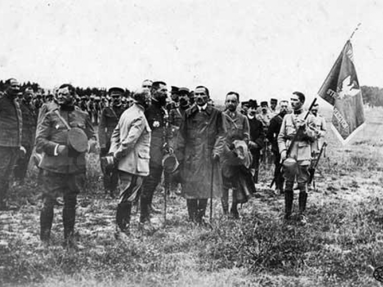Uroczystość wręczenia sztandaru 1 pułkowi strzelców pieszych. W płaszczu stoi Roman Dmowski – 18 czerwca 1918 r.