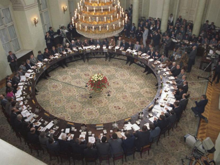 Zakończenie obrad okrągłego stołu, 5 kwietnia 1989 r. Fot. PAP/J. Bogacz