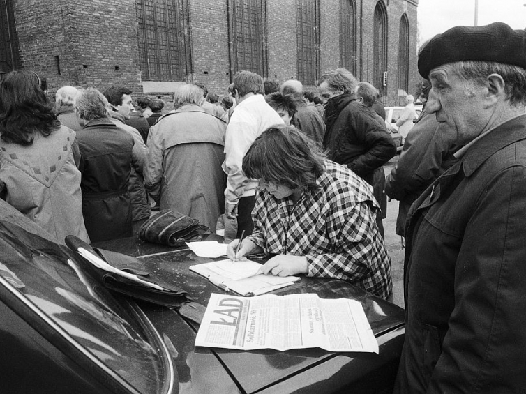 Zmiany W Polskim Przemyśle Po 1989 Kwiecień i maj 1989 r. w Polsce | dzieje.pl - Historia Polski