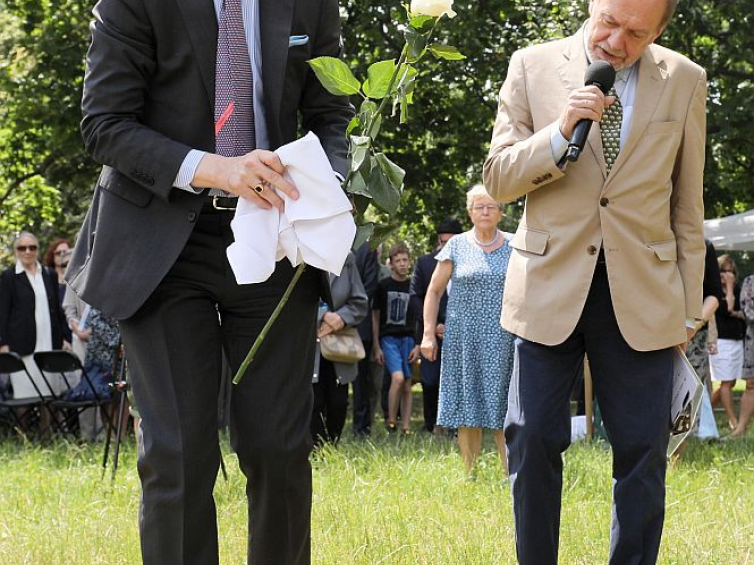 Ambasador Szwecji Stefan Gullgren (L) oraz dziennikarz Jerzy Kisielewski (P) podczas odsłonięcia kamienia poświęconego pamięci Raoula Wallenberga w warszawskim Ogrodzie Sprawiedliwych. Fot. PAP/P. Supernak