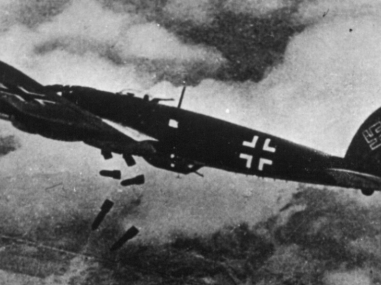 Warszawa 09.1939. Bombardowanie miasta podczas II wojny światowej przez samolot niemieckiej Luftwaffe - Heinkel He 111. Fot. PAP/CAF/Reprodukcja. Dokładny dzień wydarzenia nieustalony.