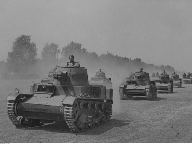 Czołgi 121. kompanii czołgów lekkich Vickers wspierające atak 24. Pułku Ułanów w kierunku Mszany, 4 września 1939, NAC. Źródło: Muzeum Historii Polski