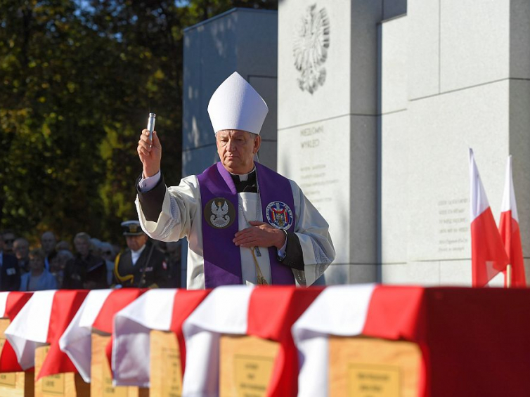 Biskup polowy Wojska Polskiego Józef Guzdek podczas uroczystości pogrzebowych 22 ofiar zbrodni komunistycznych na „Łączce” Cmentarza Wojskowego na Powązkach w Warszawie. Fot. PAP/P. Nowak