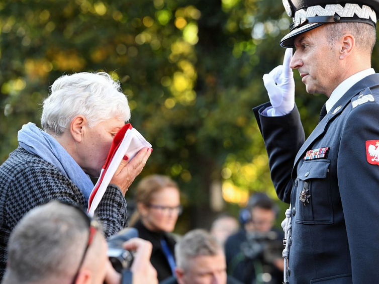 Dowódca Garnizonu Warszawa gen. Robert Głąb (P) i członkowie rodzin podczas uroczystości pogrzebowych 22 ofiar zbrodni komunistycznych na „Łączce” Cmentarza Wojskowego na Powązkach w Warszawie. Fot. PAP/P. Nowak