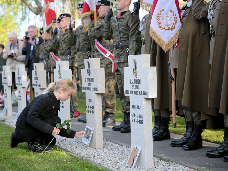 Uroczystości na Polskim Honorowym Cmentarzu Wojskowym w Oosterhout. 26.10.2019. Fot. PAP/L. Szymański