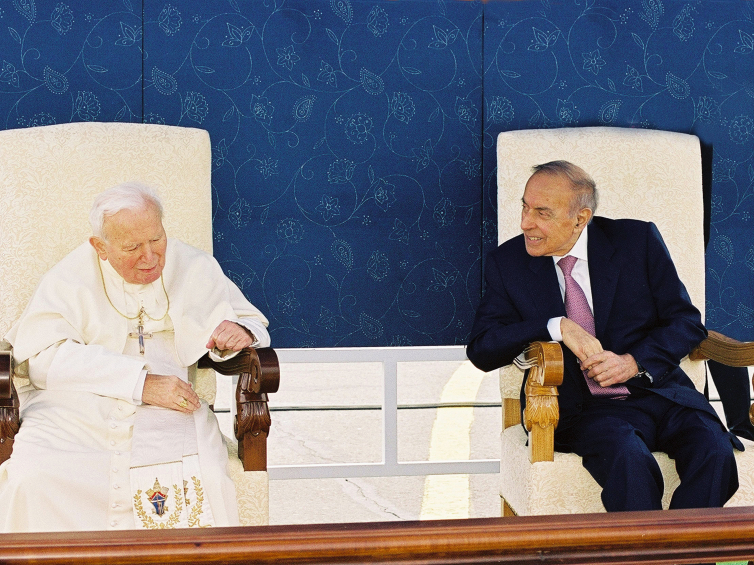 Haydar Aliyev i Papież Jan Paweł II . Spotkanie w Baku, 2002 r. Źródło: Ambasada Republiki Azerbejdżanu w Rzeczypospolitej Polskiej