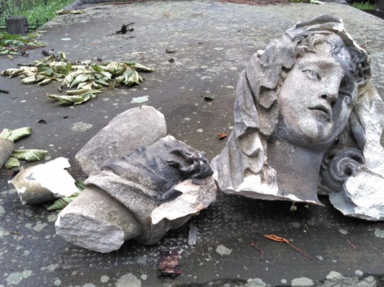 Fragment uszkodzonego nagrobka na cmentarzu Łyczakowskim weLwowie. Źródło: Instytut POLONIKA
