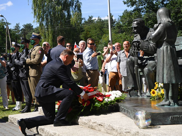 Prezydent RP Andrzej Duda składa kwiaty pod pomnikiem Józefa Piłsudskiego podczas uroczystego otwarcia nowego budynku Muzeum Józefa Piłsudskiego w Sulejówku. Fot. PAP/P. Nowak