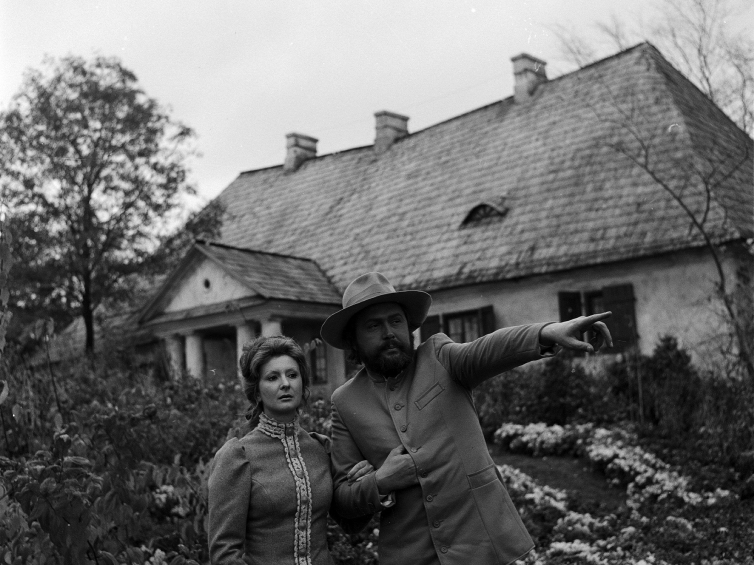 Seroczyn (Mazowieckie), 17.10.1974. Realizacja filmu "Noce i Dnie". Nz. aktorzy Jerzy Bińczycki , Jadwiga Barańska. PAP/Radkiewicz