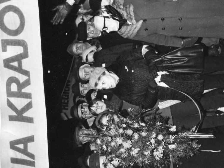 Henryk Żuk na demonstracji z transparentem AK. Źródło: materiały z archiwum prof. Jacka Czaputowicza