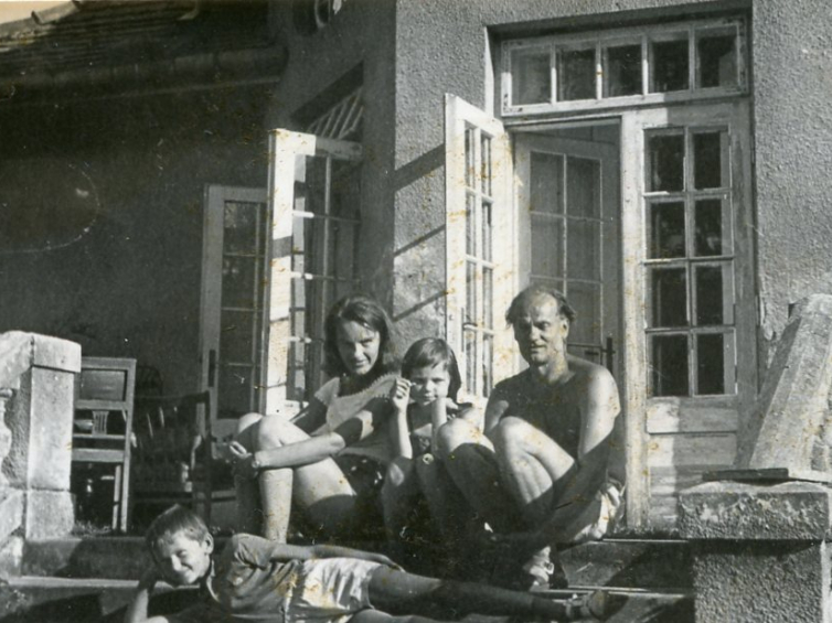 Henryk Żuk z żoną i dziećmi. Źródło: materiały z archiwum prof. Jacka Czaputowicza