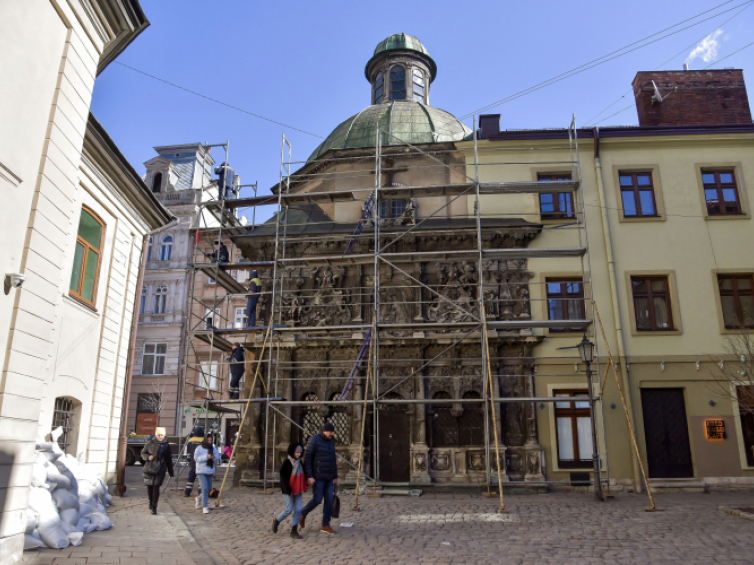 Lwów, Ukraina, 11.03.2022. Zabezpieczanie elewacji nad wejściem do Kaplicy Rodziny Boimów we Lwowie. Fot. PAP/V. Hrabar