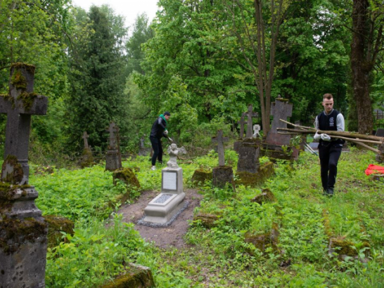 Akcja wielkiego wiosennego sprzątania cmentarza Nowa Rossa w Wilnie. Fot. PAP/V. Doveiko