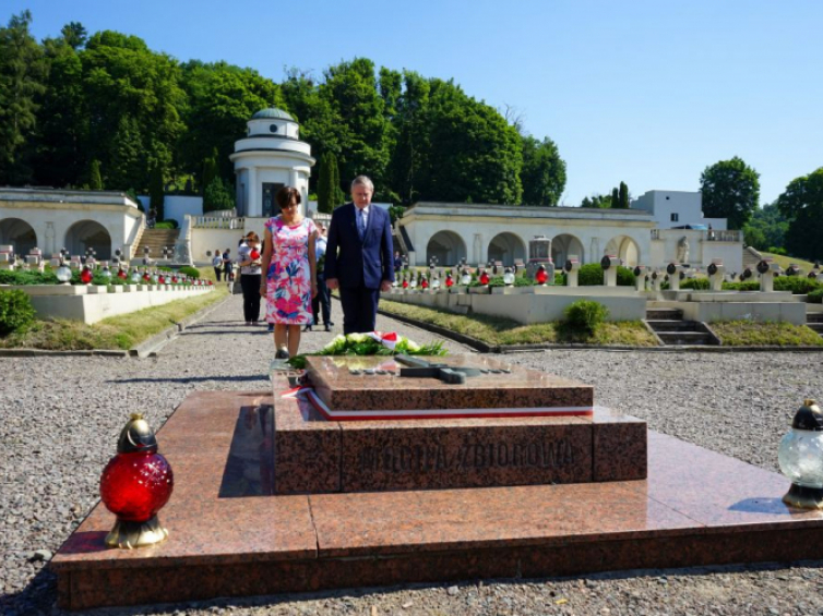 Lwów, Ukraina, 29.06.2022. Wicepremier, minister kultury i dziedzictwa narodowego Piotr Gliński (P) i Konsul Generalna RP we Lwowie Eliza Dzwonkiewicz (L) przy Grobie Nieznanego Żołnierza na Cmentarzu Orląt Lwowskich. Fot. PAP/K. Sało