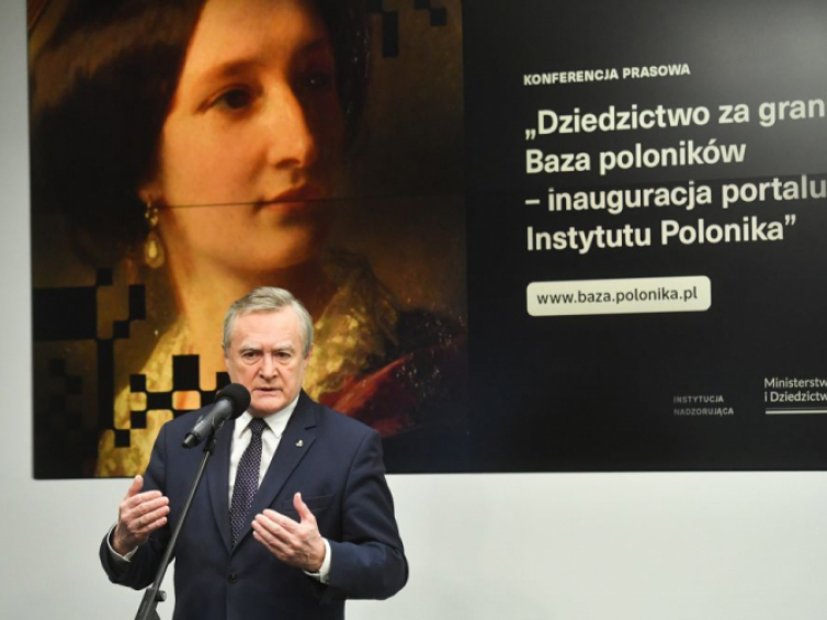 Warszawa, 06.03.2023. Wicepremier, minister kultury i dziedzictwa narodowego Piotr Gliński podczas inauguracji portalu Instytutu Polonika „Dziedzictwo za granicą. Baza poloników”, Centrum Prasowym PAP. Fot. PAP/P. Nowak 