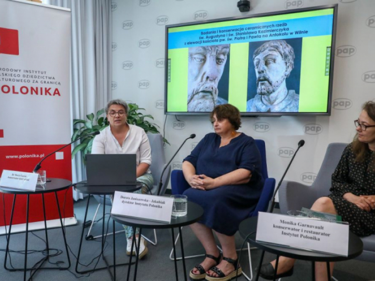 Od lewej: konserwator dzieł sztuki, dr Maria Gąsior, dyrektor Instytutu Polonika Dorota Janiszewska-Jakubiak i konserwator i restaurator z Instytutu Polonika Monika Garnavault podczas briefingu prasowego dotyczącego zakończenia prac konserwatorskich przy ceramicznych rzeźbach śś. Augustyna i Stanisława Kaziemierczyka z fasady kościoła na Antokolu w Wilnie, które sfinansował Instytut Polonika. Fot. PAP/T. Gzell