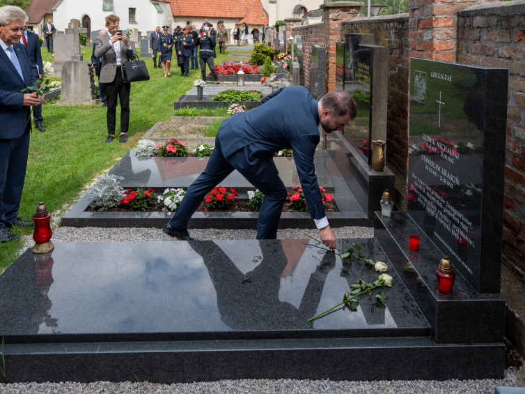 Uroczystość upamiętniająca Ludwika Michalskiego i Stanisława Krasonia – dwóch Polaków, przymusowych robotników z czasów II wojny światowej, którzy zginęli podczas brawurowej ucieczki bombowcem z lotniska w Wiener Neustadt w sierpniu 1943 r. Fot. BMI Jürgen Makowecz