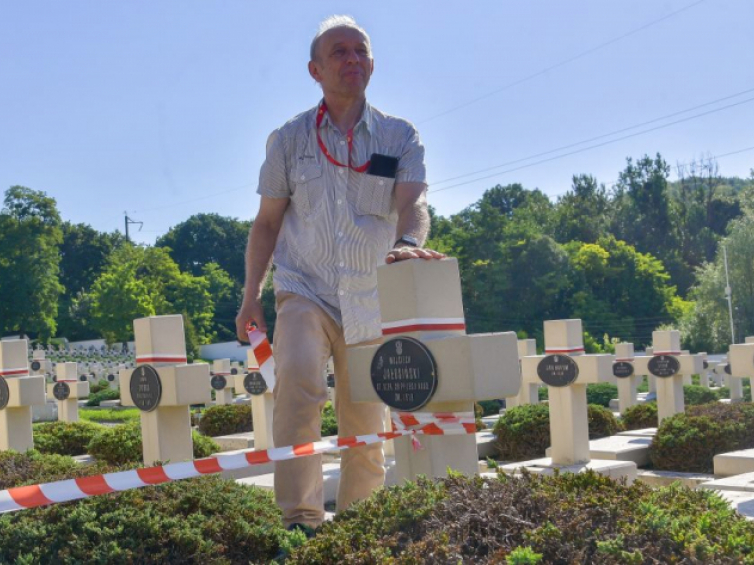 Prezes Polskiego Towarzystwa Opieki nad Grobami Wojskowymi we Lwowie Janusz Balicki sprząta kwatery polskich wojskowych na Cmentarzu Orląt Lwowskich. Fot. PAP/V. Hrabar