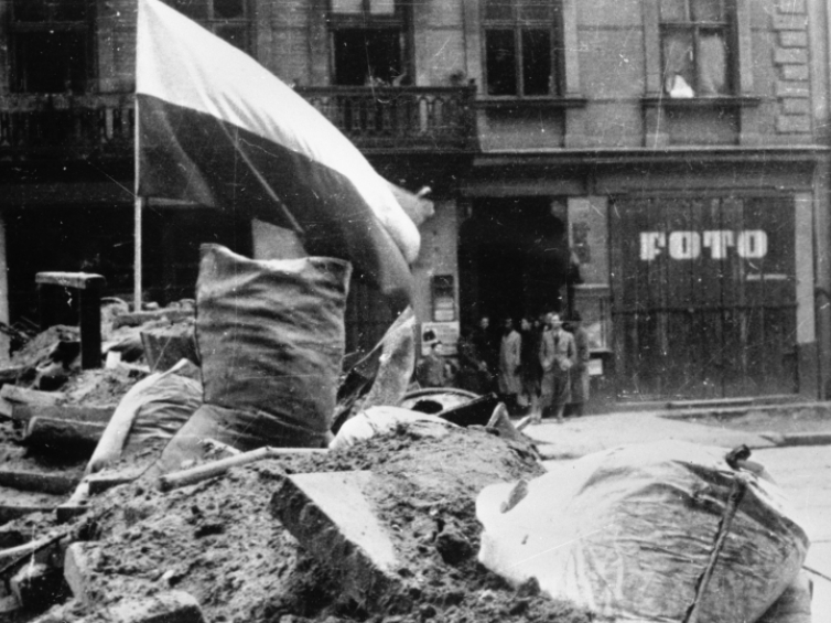 Warszawa, 08.1944 r. Jedna z setek powstańczych barykad jakie wznieśli mieszkańcy podczas powstania. PAP/CAF