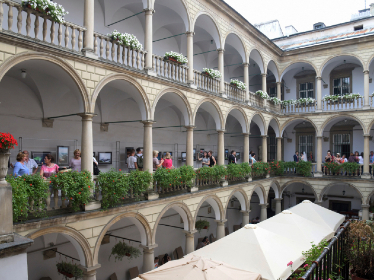 Kamienica Królewska - siedziba główna Muzeum Historycznego. Na zdjęciu dziedziniec arkadowy. Fot. PAP/Z. Żyburtowicz 