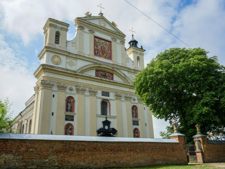 Kościół pw. Świętej Trójcy w Ołyce. Kościół został wzniesiony w latach 1635–1640 na zlecenie Albrychta Stanisława Radziwiłła według projektu Benedetta Molliego i Giovanniego Maliverny. Był wówczas uważany za najpiękniejszą świątynię Wołynia. Po zamknięciu kolegiaty przez władze sowieckie zabytek stopniowo zaczął popadać w ruinę. Od 2013 roku trwają tam prace konserwatorskie. Przeprowadzą je Instytut Polonika i Fundacja Dziedzictwa Kulturowego przy wsparciu finansowym MKiDN. Fot. PAP/K. Sało