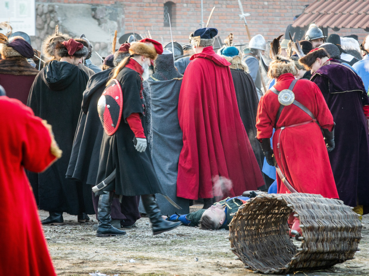 Inscenizacja szturmu zamku w Tykocinie w czasach Potopu szwedzkiego, fot. PAP/Marcin Onufryjuk