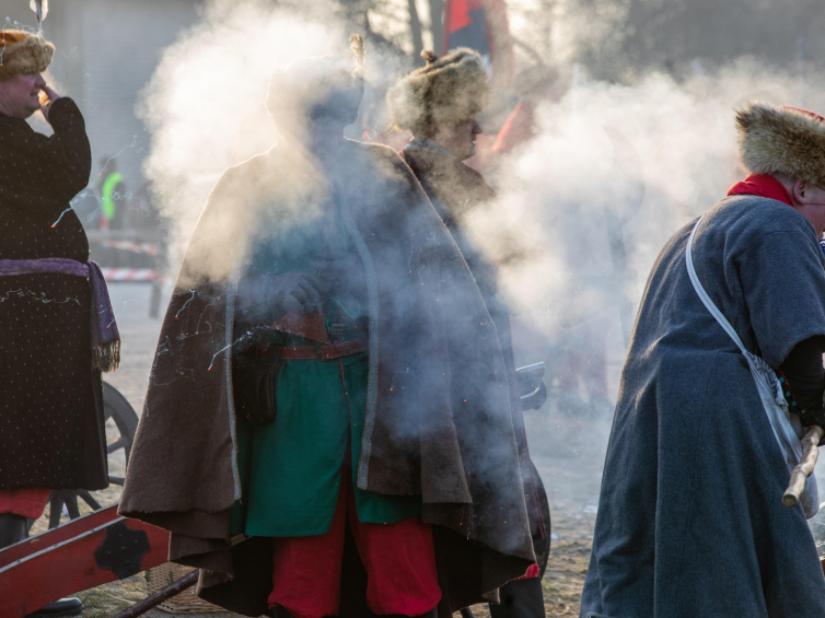 Inscenizacja szturmu zamku w Tykocinie w czasach Potopu szwedzkiego, fot. PAP/Marcin Onufryjuk