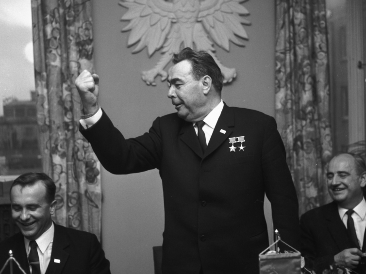 Warszawa 16.04.1974. Na posiedzenie Doradczego Komitetu Politycznego Państw-Stron Układu Warszawskiego (obrady 17-18 kwietnia) przybyła delegacja Związku Radzieckiego (ZSRR) pod przewodnictwem sekretarza generalnego KC KPZR Leonida Breżniewa. Powitanie na Dworcu Gdańskim; Leonid Breżniew, I sekretarz KC PZPR Edward Gierek, członek Biura Politycznego KC PZPR Piotr Jaroszewicz, członek Biura Politycznego, przewodniczący Rady Ministrów ZSRR Aleksiej Kosygin. (Ocenzurowana stykówka fotograficzna z archi
