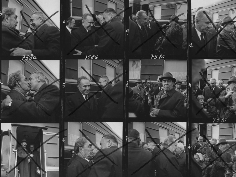 Warszawa 16.04.1974. Na posiedzenie Doradczego Komitetu Politycznego Państw-Stron Układu Warszawskiego (obrady 17-18 kwietnia) przybyła delegacja Związku Radzieckiego (ZSRR) pod przewodnictwem sekretarza generalnego KC KPZR Leonida Breżniewa. Powitanie na Dworcu Gdańskim; Leonid Breżniew, I sekretarz KC PZPR Edward Gierek, członek Biura Politycznego KC PZPR Piotr Jaroszewicz, członek Biura Politycznego, przewodniczący Rady Ministrów ZSRR Aleksiej Kosygin. (Ocenzurowana stykówka fotograficzna z archi
