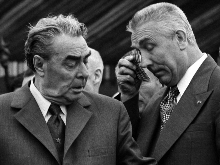 Katowice, 22.07.1974. Sekretarz generalny KC KPZR Leonid Breżniew (L) i I sekretarz KC PZPR Edward Gierek w Katowicach 22 lipca. PAP/CAF/Zbigniew Matuszewski
