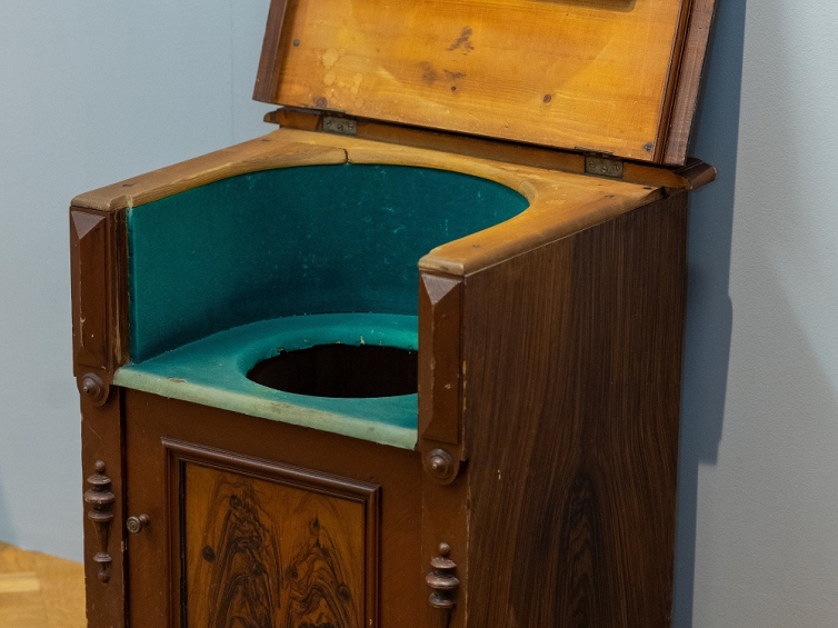 Fotel toaletowy na wystawie w Muzeum Miejskim Wrocławia. Fot. Romuald Okoń