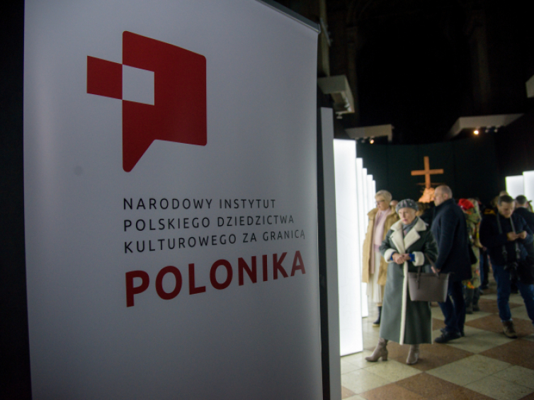 Otwarcie wystawy „To, czego nie widać” w Muzeum J.J. Pinsla we Lwowie w 2024 r. Zaprezentowano m.in. odrestaurowaną rzeźbę Chrystusa Frasobliwego z Kaplicy Boimów. Odnowienie dzieła było możliwe dzięki finansowaniu i pracy Instytutu Polonika. Fot. PAP/Vitaliy Hrabar