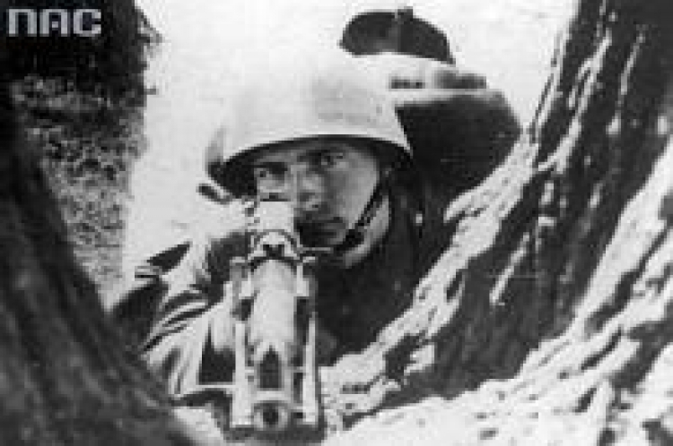 Kampania wrześniowa - żołnierz z ręcznym karabinem maszynowym. Fot. NAC