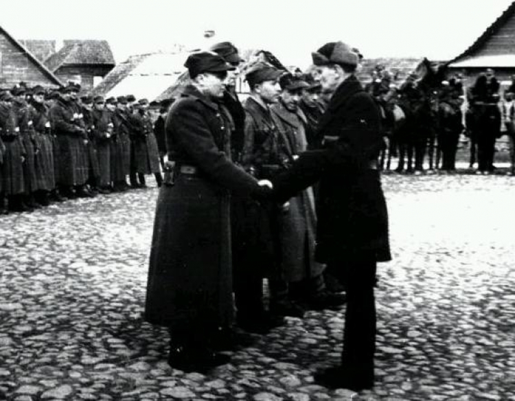 Płk A. Krzyżanowski „Wilk”, komendant Okręgu Wileńskiego AK (z prawej) w Turgielach. 1944 r. Źródło: NAC