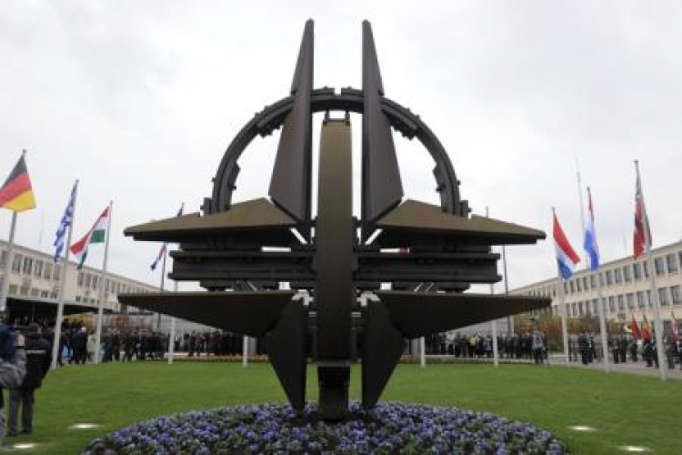 Symbol NATO przed kwaterą główną Paktu Północnoatlantyckiego. Bruksela. Fot. PAP/W. Dąbkowski