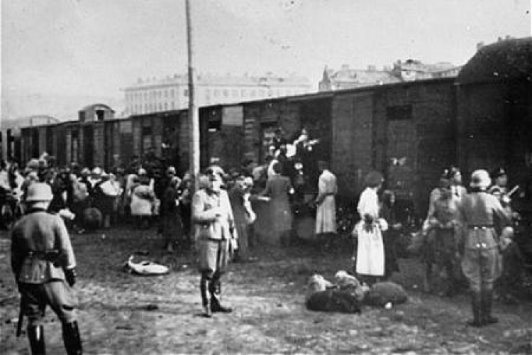 Umschlagplatz przy ulicy Stawki: ludzie w oczekiwaniu na deportacje. 1942-1943. Fot. Wikipedia