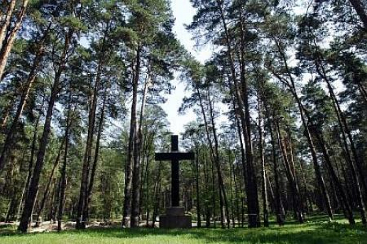 Bykownia, miejsce dawnego tajnego cmentarza NKWD, kryjącego ofiary totalitaryzmu stalinowskiego. Fot. PAP/T. Paczos